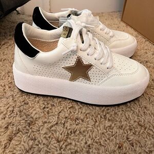 Vintage Havanas, brand new, never worn. I got sent the wrong size